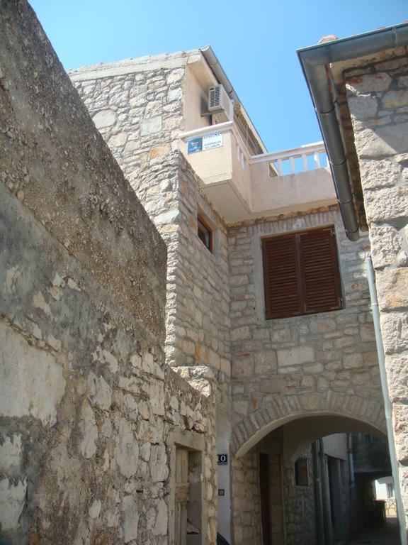 Appartement Apartman Klarin - Old Stone House à Jezera Extérieur photo