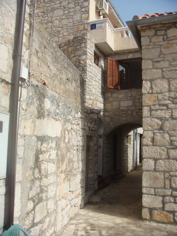 Appartement Apartman Klarin - Old Stone House à Jezera Extérieur photo